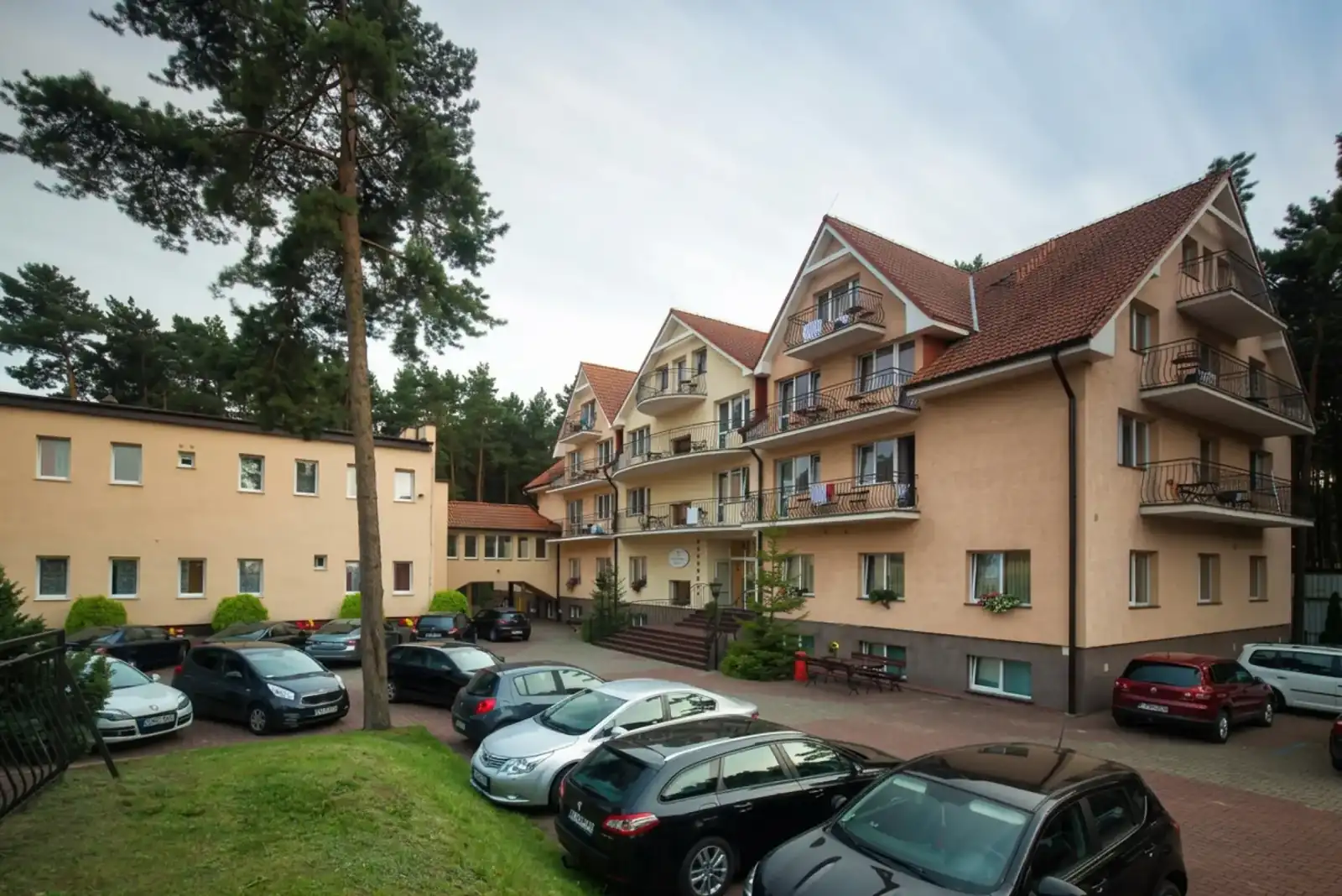 Budynek Paradiso Park wśród sosen