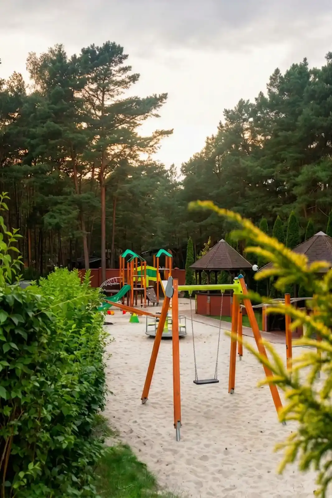 Plac zabaw wśród sosen w Paradiso Park