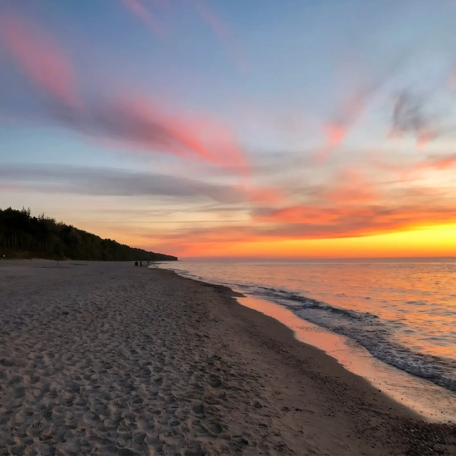 Zachód słońca nad plażą w Pobierowie
